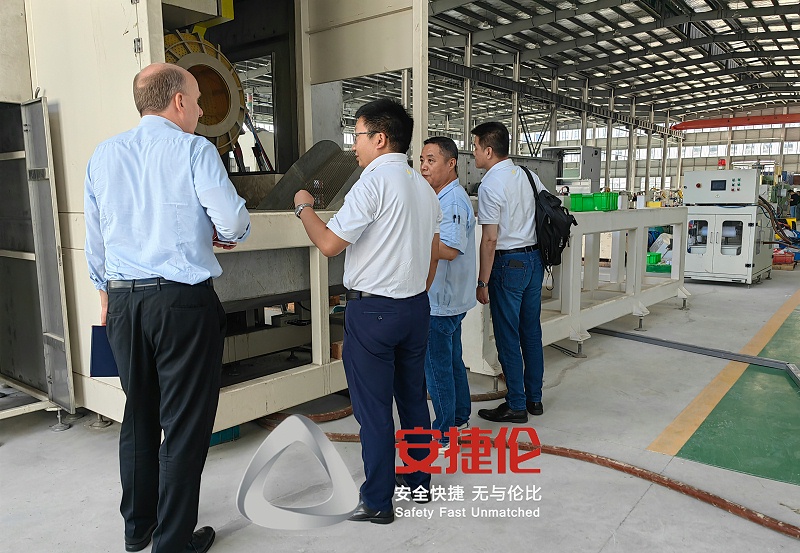 老客戶德國(guó)福沃克橡膠減震到訪安捷倫考察自動(dòng)噴膠機(jī)